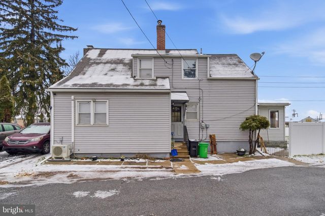 1950 OXFORD DR, Allentown, PA 18103