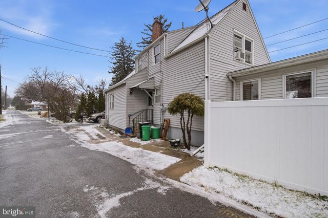 1950 OXFORD DR, Allentown, PA 18103