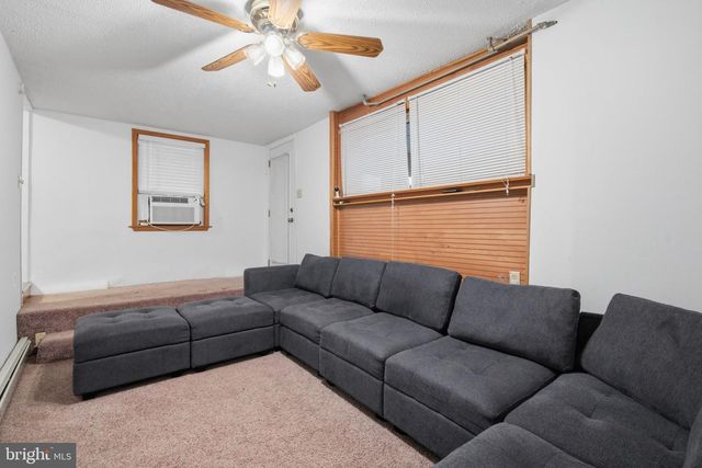 1950 OXFORD DR, Allentown, PA 18103