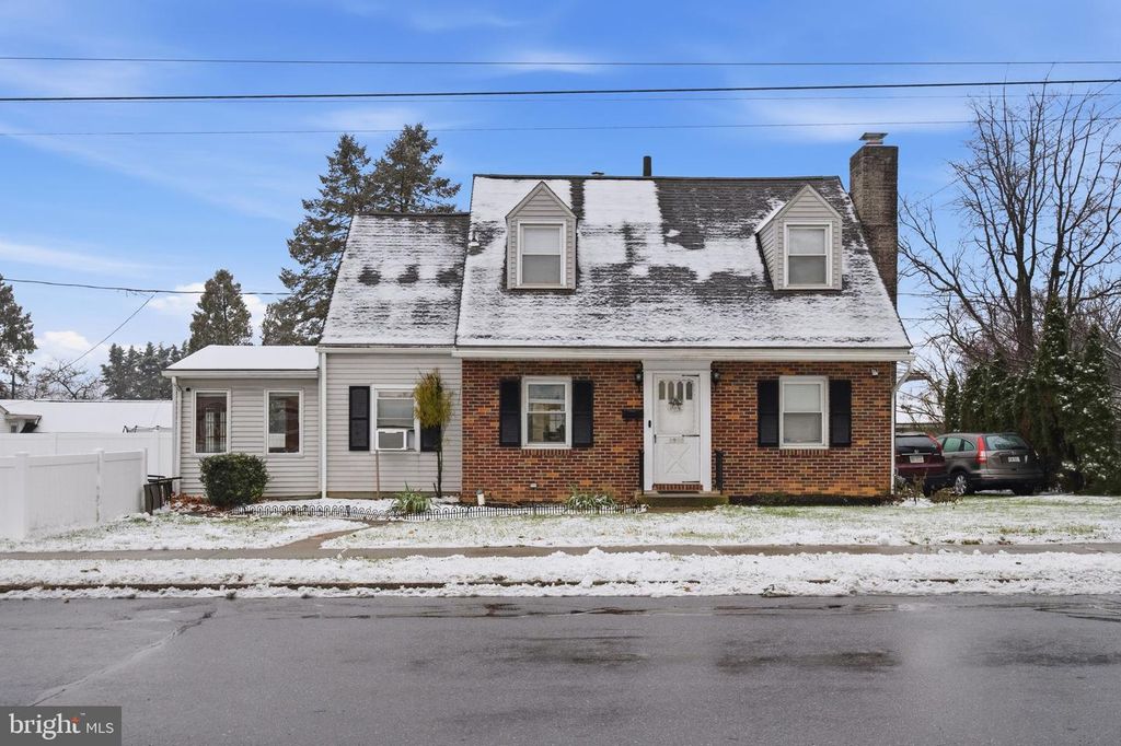 1950 OXFORD DR, Allentown, PA 18103