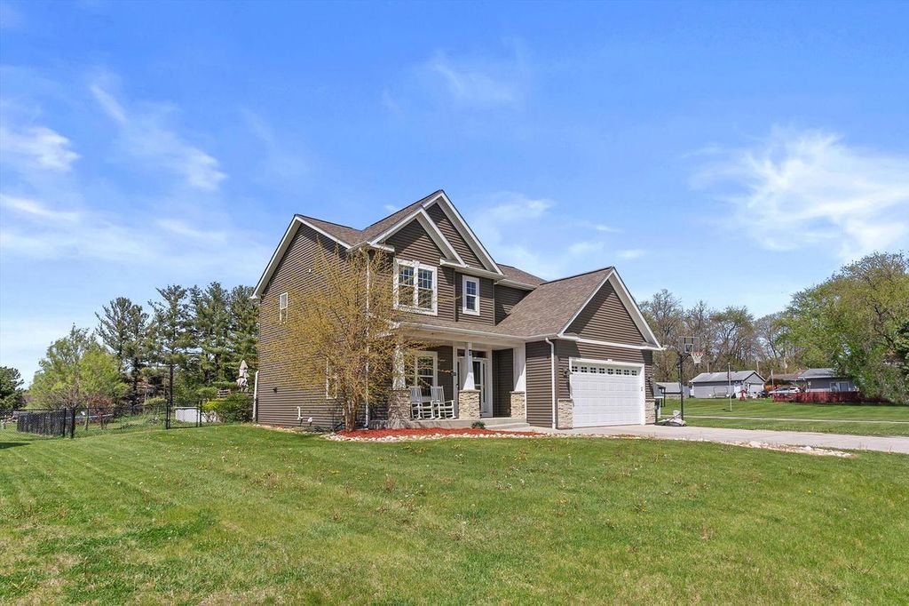 320 W Hunt AVENUE, Twin Lakes, WI 53181