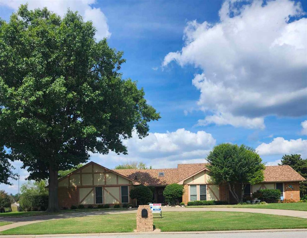 3006 NE Brentwood Dr, Lawton, OK 73507
