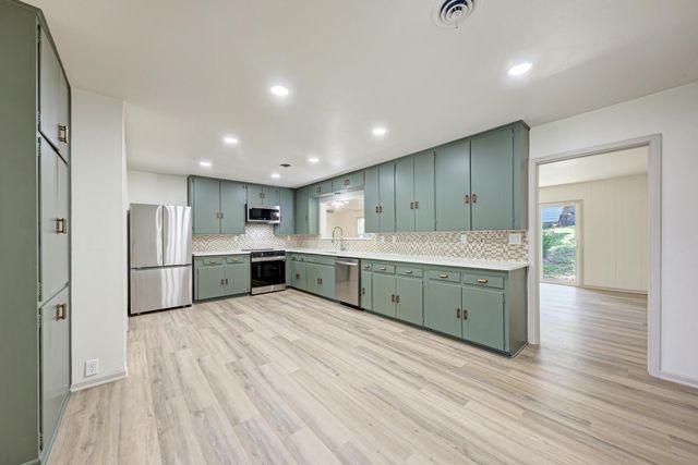 502 W Avenue A, Lampasas, TX 76550