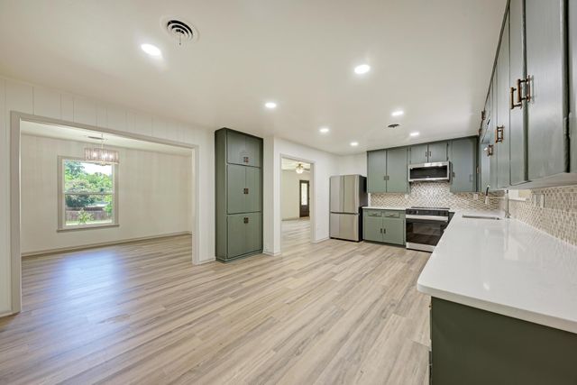 502 W Avenue A, Lampasas, TX 76550