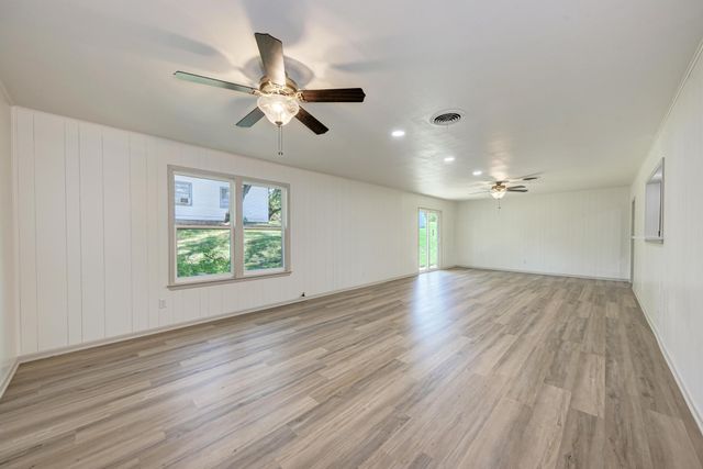 502 W Avenue A, Lampasas, TX 76550