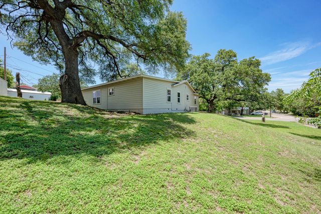 502 W Avenue A, Lampasas, TX 76550