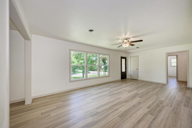 502 W Avenue A, Lampasas, TX 76550