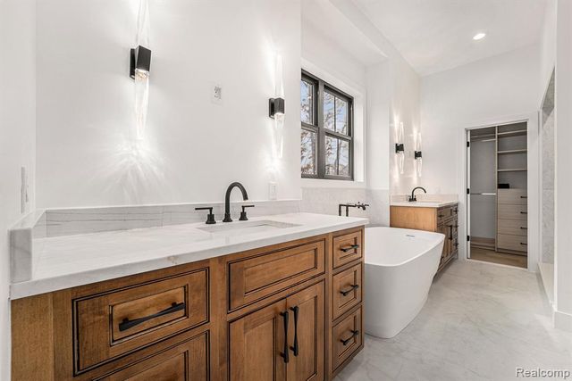 2775 Verona Way, Milford, MI 48381