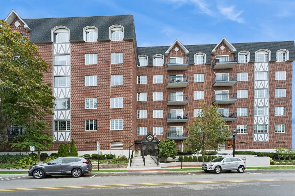501 Forest Avenue 305, Glen Ellyn, IL 60137