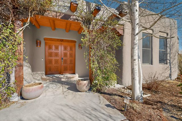 20 Vista Calabasas, Santa Fe, NM 87506