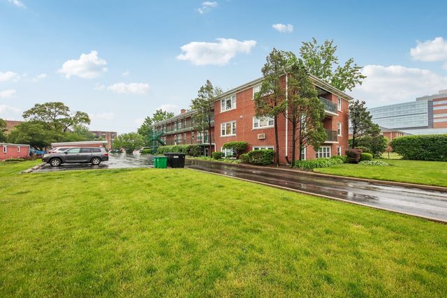 1855 Parkside Drive 8, Park Ridge, IL 60068