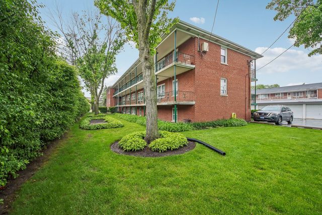 1855 Parkside Drive 8, Park Ridge, IL 60068