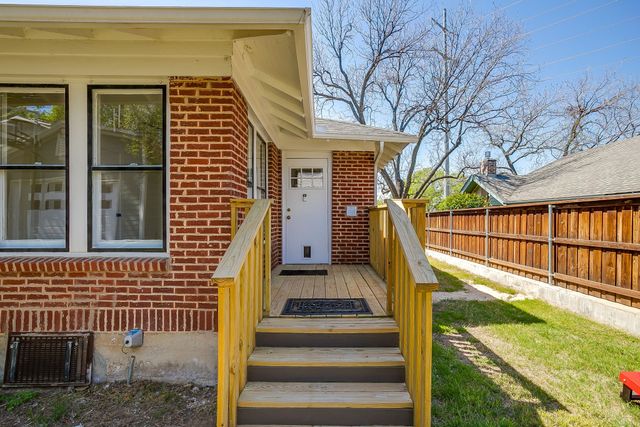 1105 Mistletoe Drive, Fort Worth, TX 76110