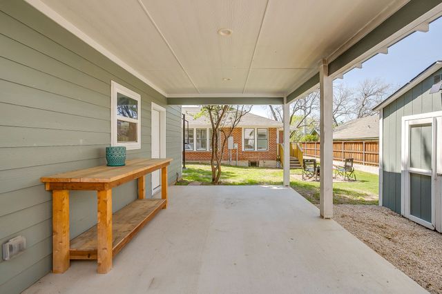 1105 Mistletoe Drive, Fort Worth, TX 76110