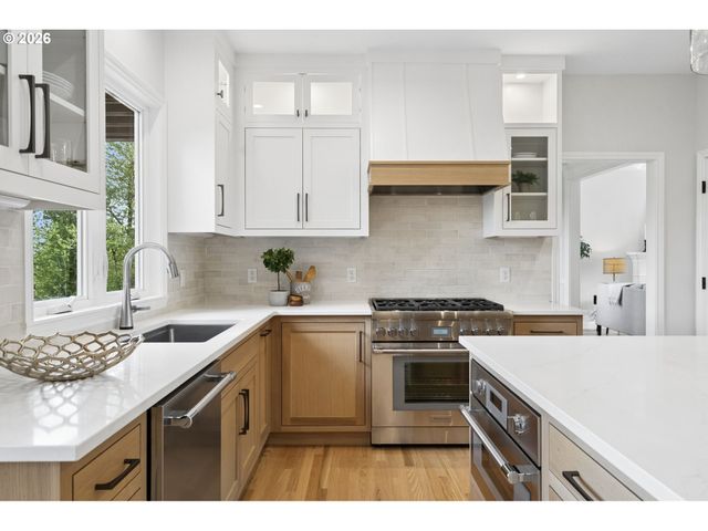 1317 STONEHAVEN Dr, West Linn, OR 97068