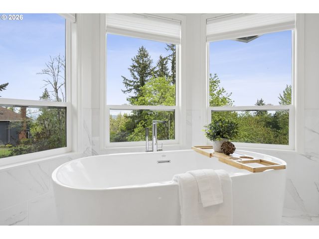 1317 STONEHAVEN Dr, West Linn, OR 97068