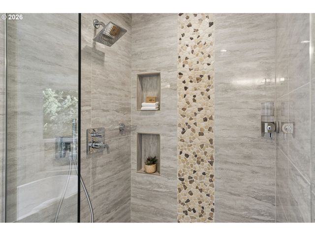 1317 STONEHAVEN Dr, West Linn, OR 97068