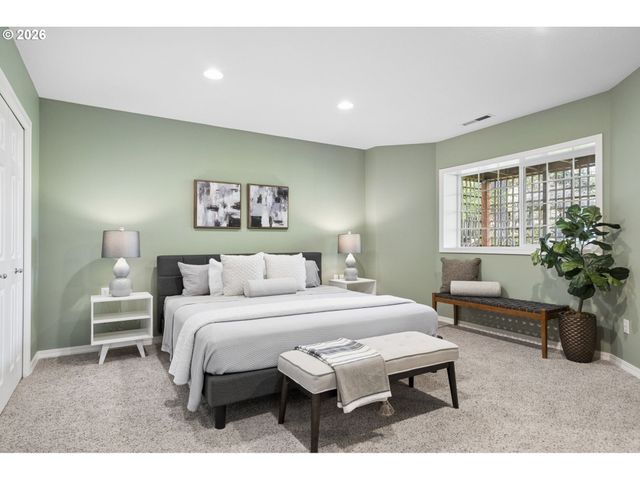 1317 STONEHAVEN Dr, West Linn, OR 97068