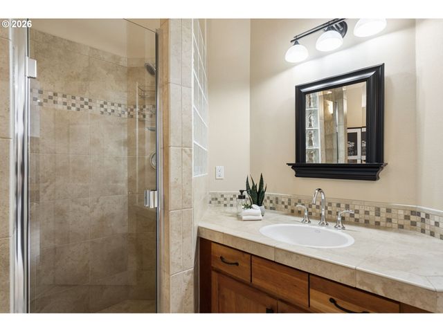 1317 STONEHAVEN Dr, West Linn, OR 97068