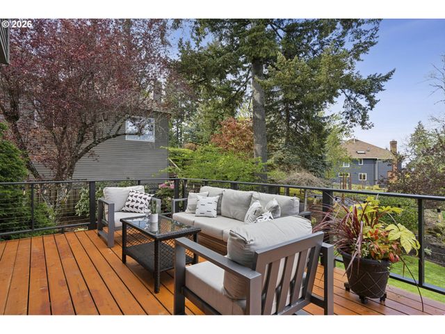 1317 STONEHAVEN Dr, West Linn, OR 97068