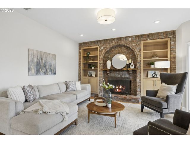 1317 STONEHAVEN Dr, West Linn, OR 97068