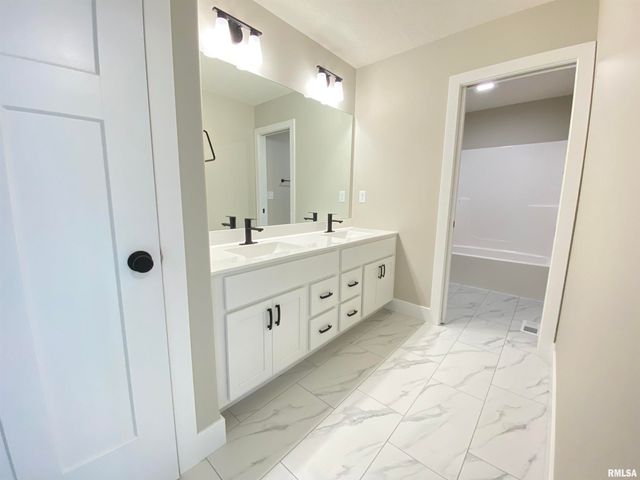 1200 Monday Court, Chatham, IL 62629