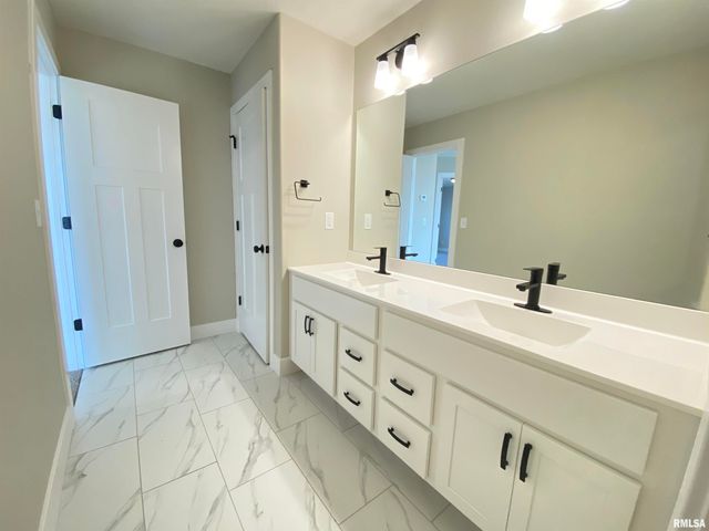 1200 Monday Court, Chatham, IL 62629