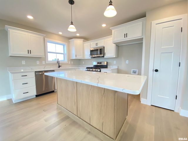 1200 Monday Court, Chatham, IL 62629