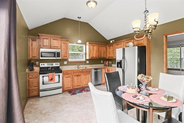 19600 E 10th Street S, Independence, MO 64056