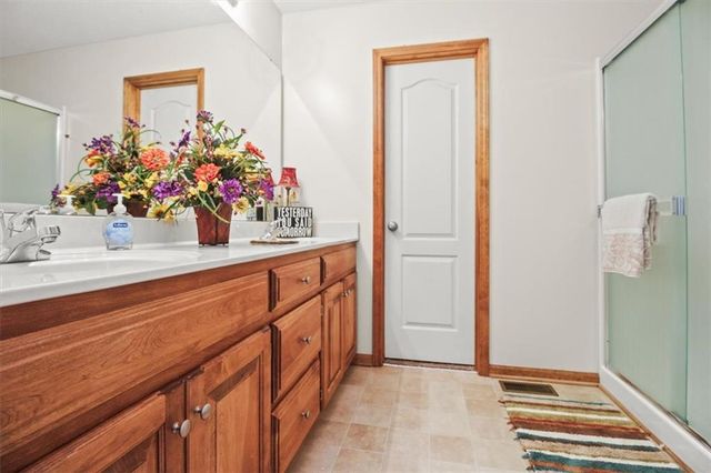 19600 E 10th Street S, Independence, MO 64056
