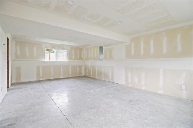 19600 E 10th Street S, Independence, MO 64056