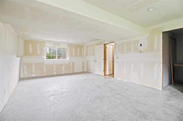 19600 E 10th Street S, Independence, MO 64056