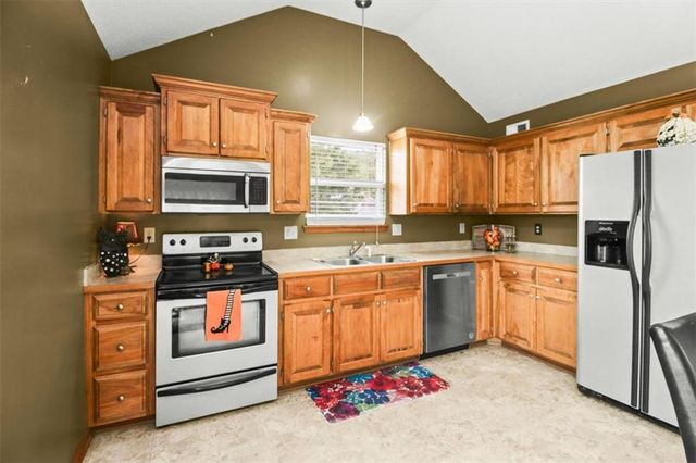 19600 E 10th Street S, Independence, MO 64056