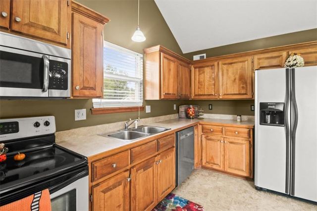 19600 E 10th Street S, Independence, MO 64056