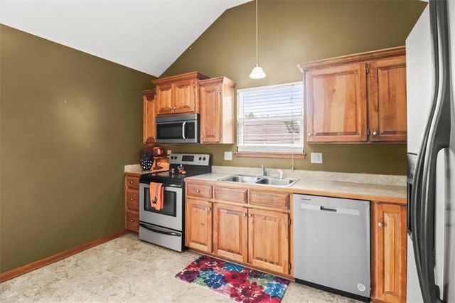 19600 E 10th Street S, Independence, MO 64056