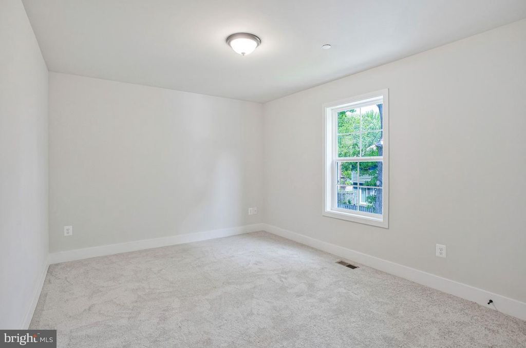 Image 27 of property listing at 1316 JUNIPER ST, Shady Side, MD 20764