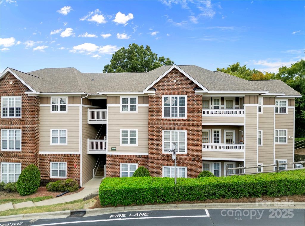 9909 Campus Walk Lane, Charlotte, NC 28262