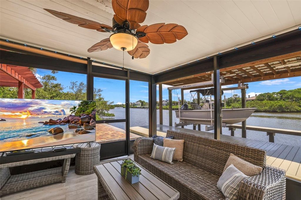 Image 16 of property listing at 412 ORCHID LANE, Palm Harbor, FL 34683