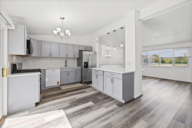 8921 49th Avenue N, New Hope, MN 55428