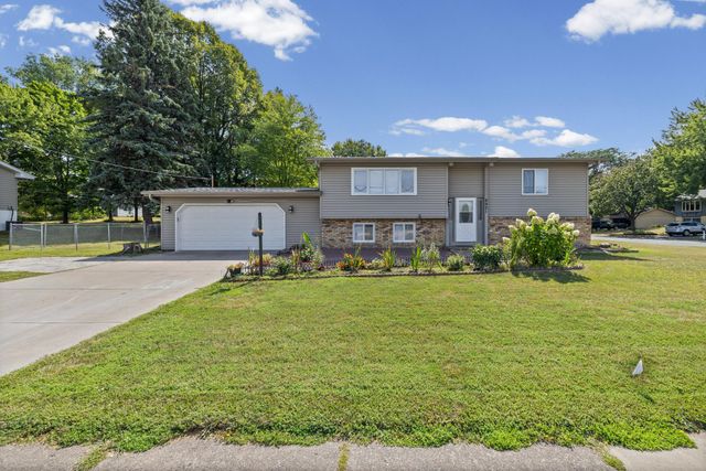 8921 49th Avenue N, New Hope, MN 55428