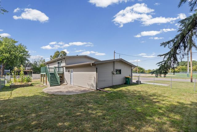 8921 49th Avenue N, New Hope, MN 55428