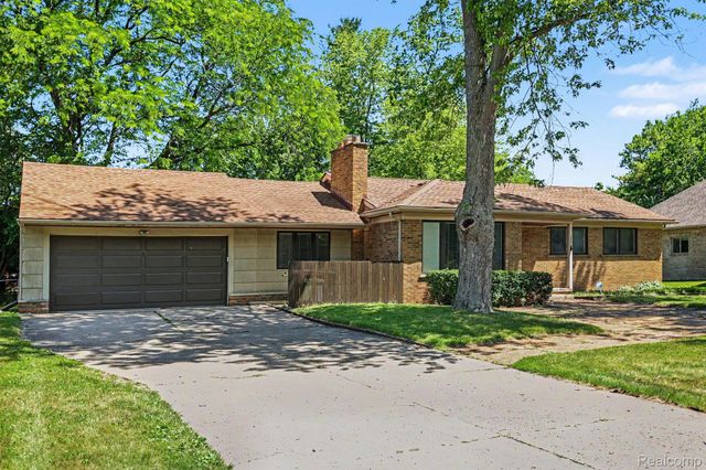 2360 Pineview, West Bloomfield Charter Township, MI 48324