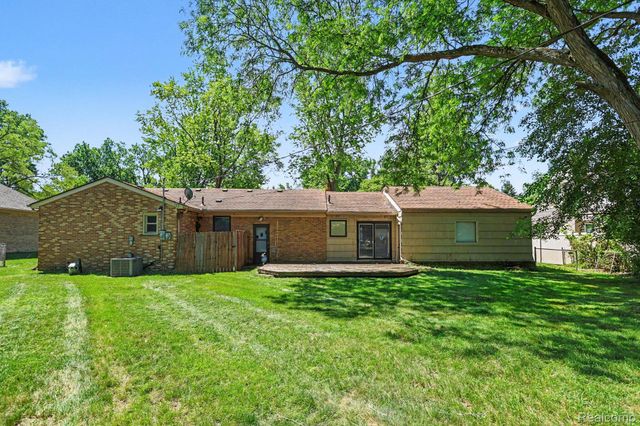 2360 Pineview, West Bloomfield Charter Township, MI 48324
