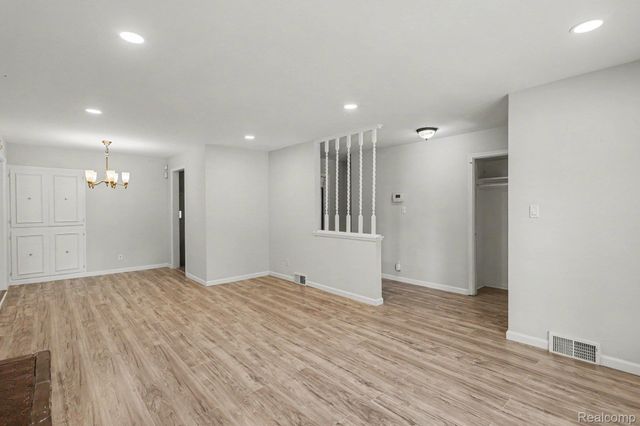 2360 Pineview, West Bloomfield Charter Township, MI 48324