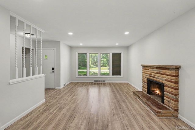 2360 Pineview, West Bloomfield Charter Township, MI 48324