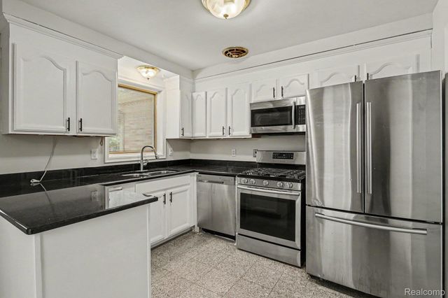 2360 Pineview, West Bloomfield Charter Township, MI 48324