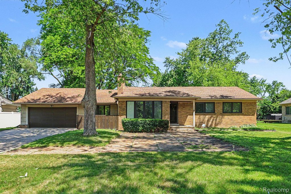 2360 Pineview, West Bloomfield Charter Township, MI 48324