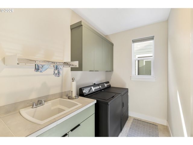 15673 Nw GOODERHAM St, Portland, OR 97229
