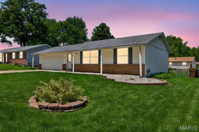 37 Oxbow Road, St Peters, MO 63376