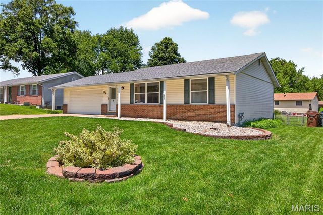 37 Oxbow Road, St Peters, MO 63376